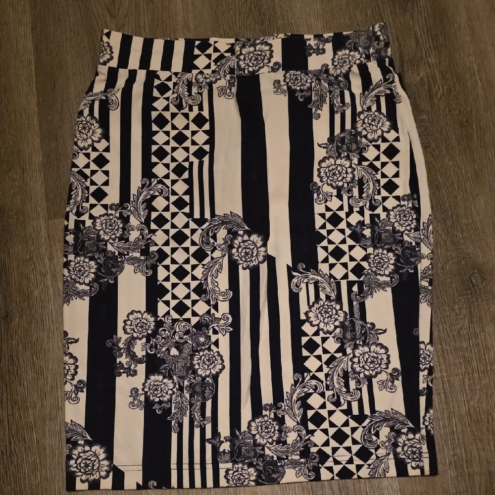 L'Amour Black and White Floral Pencil Skirt